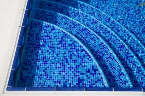 Почему для бассейна лучше всего использовать мозаику?